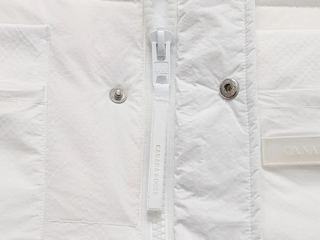 P480 White] Canadagoose/Canada Goose White Label Glacier Down Vest Canada Goose's new "Northern Lights Series" down vest Canada Goose's new "Northern Lights" Northern Lights White Label Down Vest is on sale! The light and layered colors give people the feeling of being trapped in the mist around icebergs and glaciers. It can be said to be very dreamy! Original YKK zipper, Size:XS-XXL